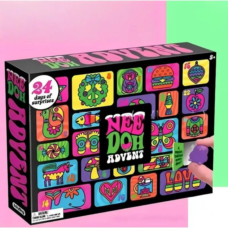 Un calendario de adviento de Halloween Nee Doh negro y vibrante que presenta una colorida cuadrícula de 24 puertas ilustradas de sorpresa con diseños de caricaturas juguetonas de animales y artículos de comida que contienen juguetes blandos y espeluznantes.