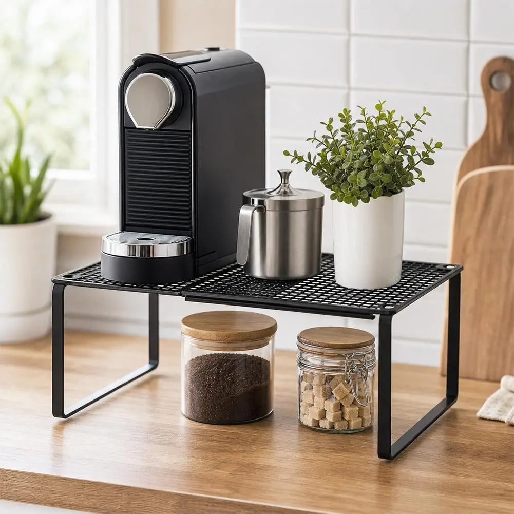 organisateur de station pour café en métal noir en acier au carbone, doté d’une surface supérieure en grille et de pieds inclinés, conçu comme un organisateur d’étagère de placard extensible.