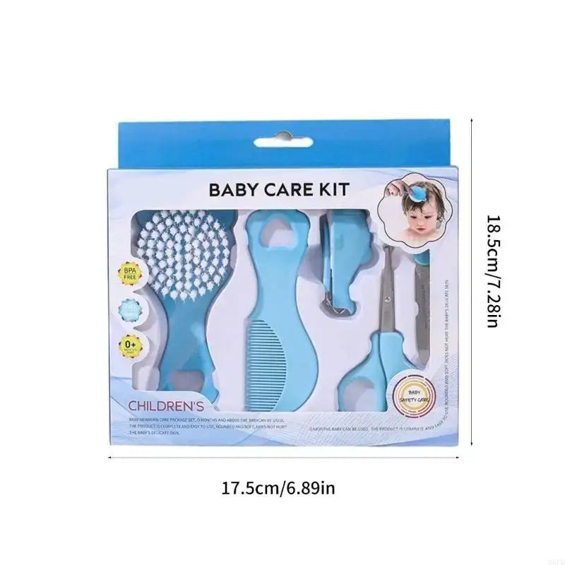 Hellblaues Baby-Pflegeset mit weichen Borsten und Pflegewerkzeugen für Säuglinge, darunter Bürste, Kamm, Nagelclipper und Schere, aus weichem Kunststoff mit abgerundeten Kanten.