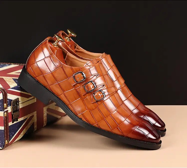 Herren-Mönchsriemen-Kleidschuhe aus Krokodil-narbigem Leder in Braun mit drei silberfarbenen Schnallenverschlüssen.