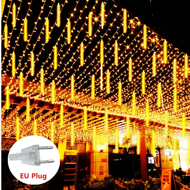 goldene LED-Meteorschauer-Regen-Lichterkette mit europäischem Stecker für eine einfache Verbindung, geeignet für den Einsatz in Innen- und Außenbereichen