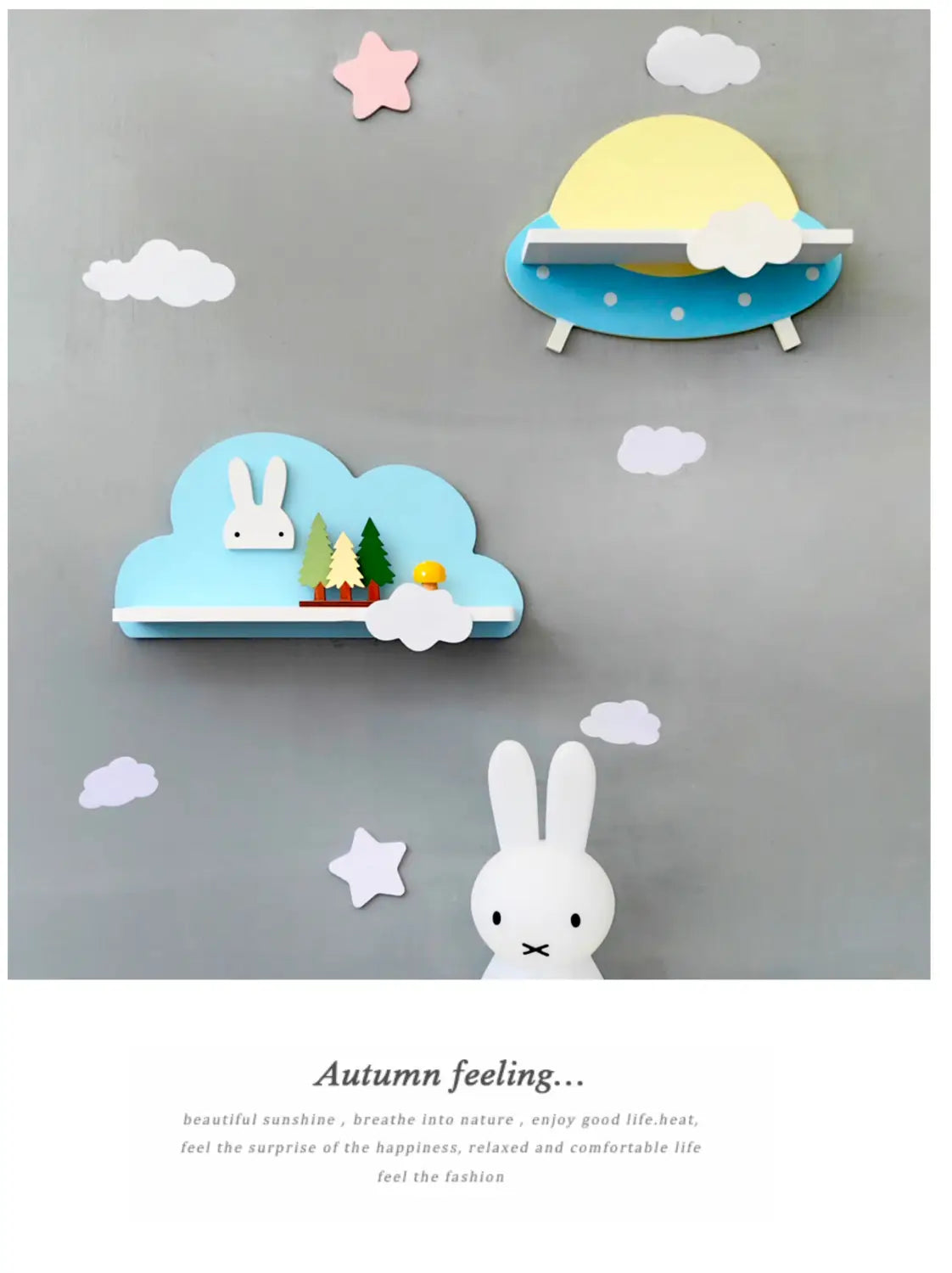Das Regenbogen-Wolken-Bücherregal aus Holz für Kinder an der Wand verfügt über eine blaue, wolkenförmige Holzablage, die eine weiße Hasenfigur und Miniaturbäume trägt.