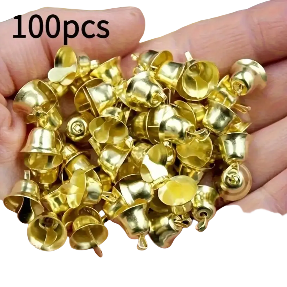 Eine Sammlung von 100 Mini-Glockenanhängern aus goldenem Material mit klassischen Glockenformen und angebrachten Schlaufen zum Aufhängen, auf einem weißen Hintergrund dargestellt.
