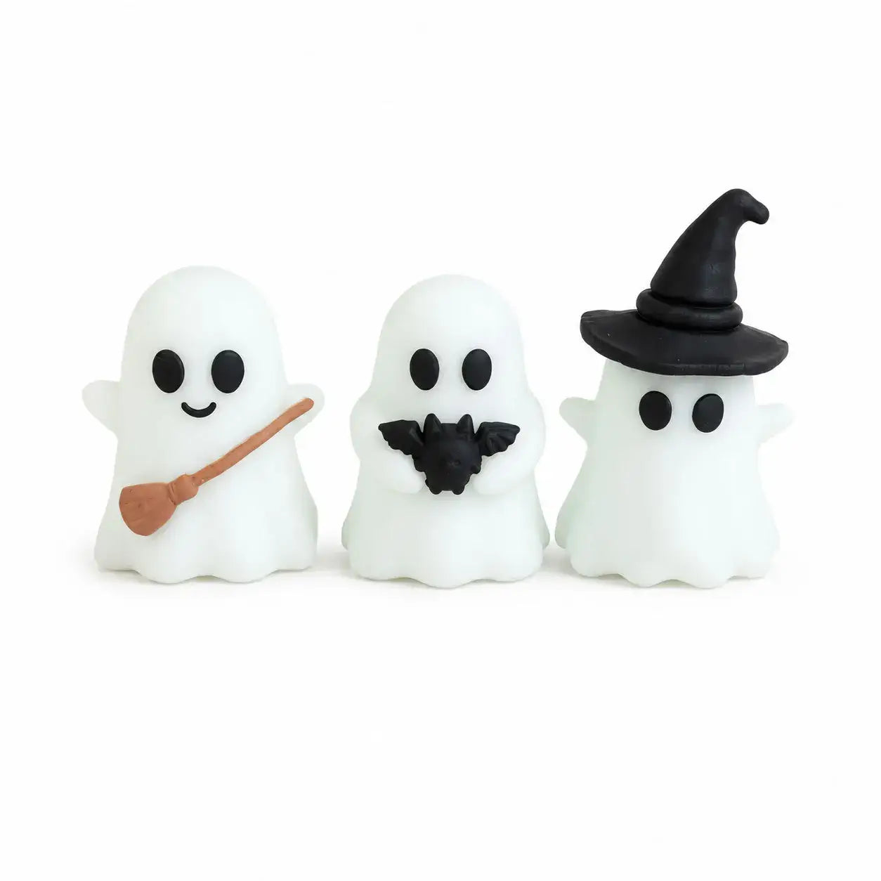 Leuchtende Halloween-Geister-Desktop-Dekorationsfigur mit drei weißen Geistergestalten, schwarzen Augen und lächelnden Gesichtern; jede hält ein anderes Halloween-Accessoire, darunter einen braunen Besenstiel, eine schwarze Fledermaus und einen schwarzen Hexenhut.