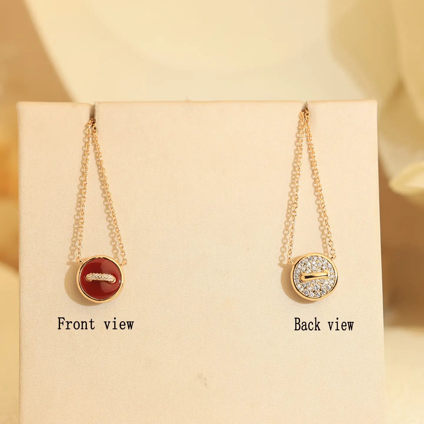 Deux colliers boutons doubles plaqués en or de forme bouton, en argent sterling, des deux côtés, l’un avec un cabochon rouge et des pierres transparentes, et l’autre avec des cristaux étincelants.