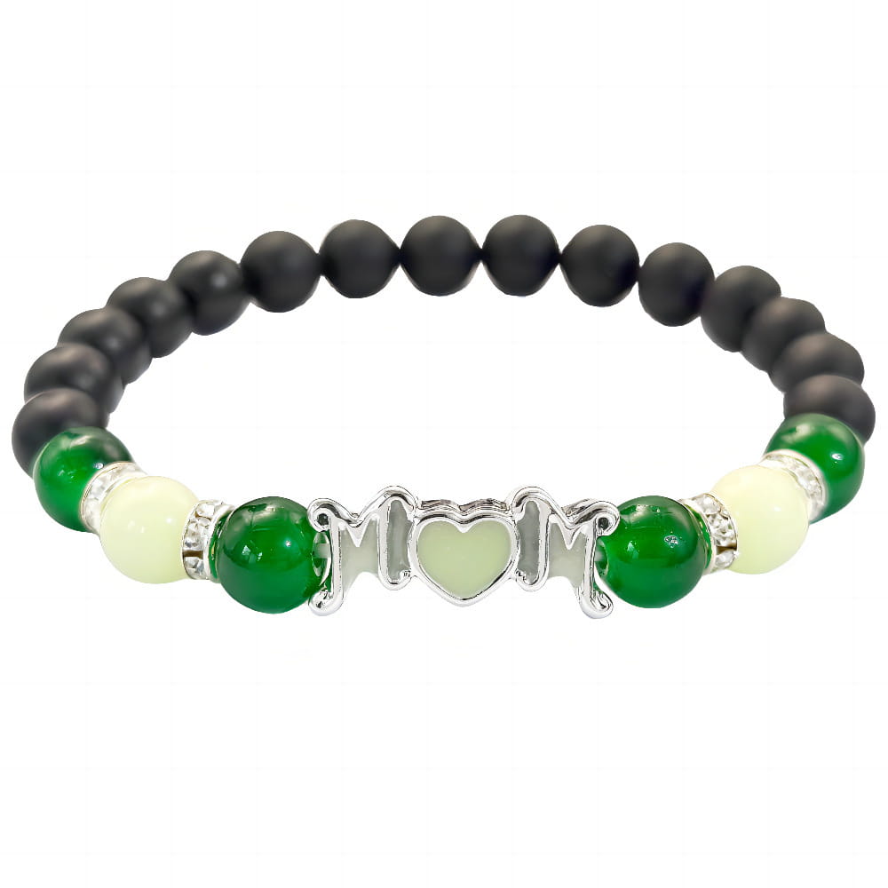 Pulsera esbelta de cuentas con brillo en la oscuridad de color negro y verde, con un dije plateado para mamá con corazón y acentos de pedrería transparente.