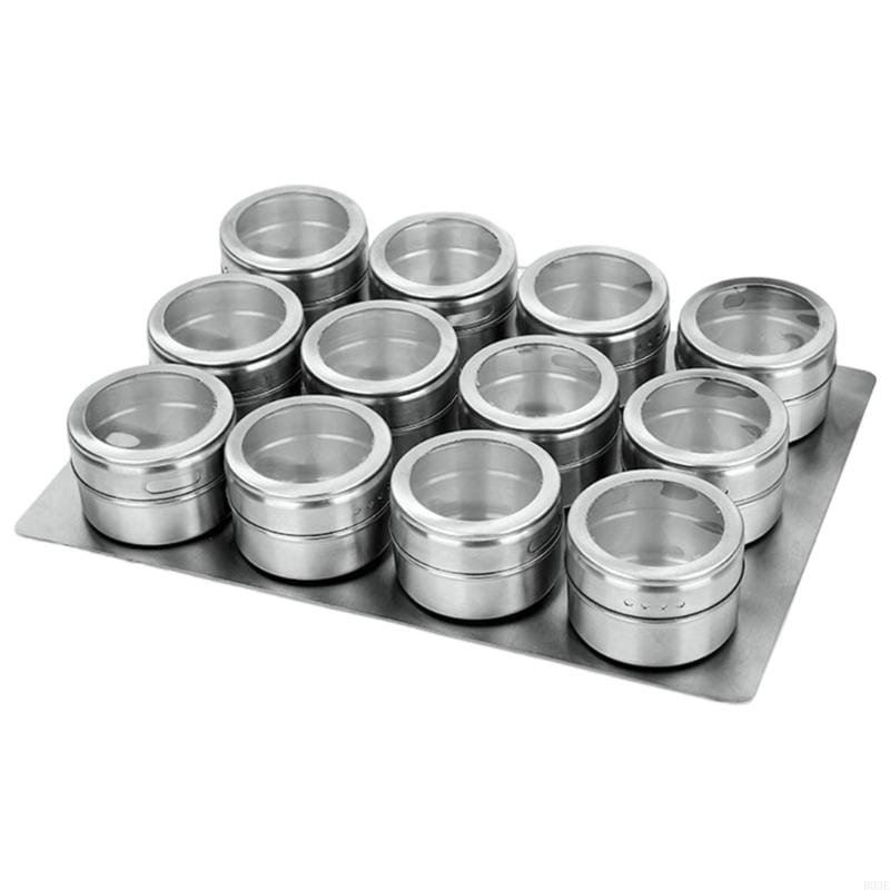 Gewürzgläser-Set aus Edelstahl mit Tablett: zwölf elegante Gläser mit klaren Glasdeckeln sind ordentlich auf einem passenden Metalltablett angeordnet