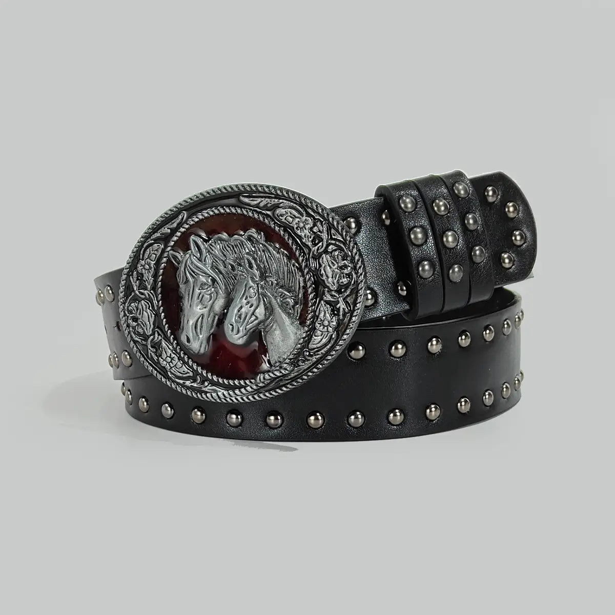 cinturón de cintura negro de cuero en estilo y2k con hebilla de cabeza de caballo en tono plateado y tachuelas con un diseño de cruz bohemia en cuero sintético tipo pu