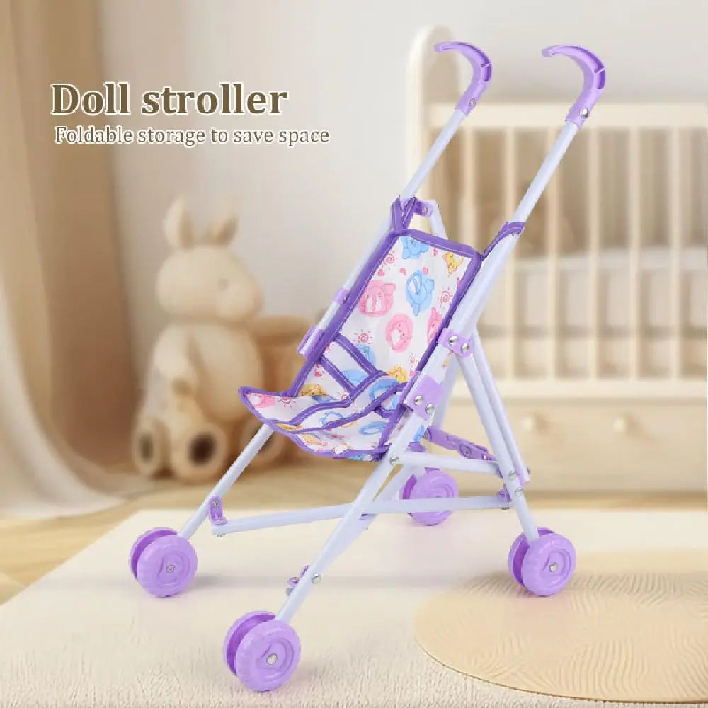 Lila- und weißer faltbarer Puppenkinderwagen mit farbenfrohem, cartoonartig gemustertem Sitz, der als Spiel-Puppenwagen gestaltet ist.