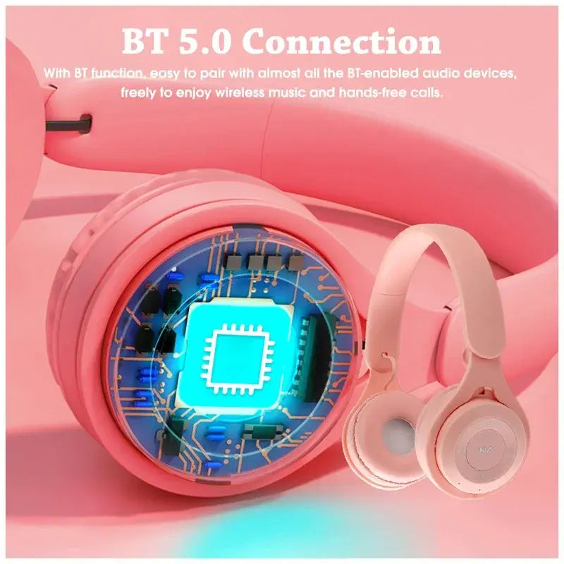 青色の回路基板が見えるピンクのワイヤレス・オーバーイヤーBluetoothヘッドホン。中央プロセッサを搭載し、BT 5.0接続技術に対応。さらに、長時間使用と効率的な充電時間のための3.5mmオーディオポートを備えています。