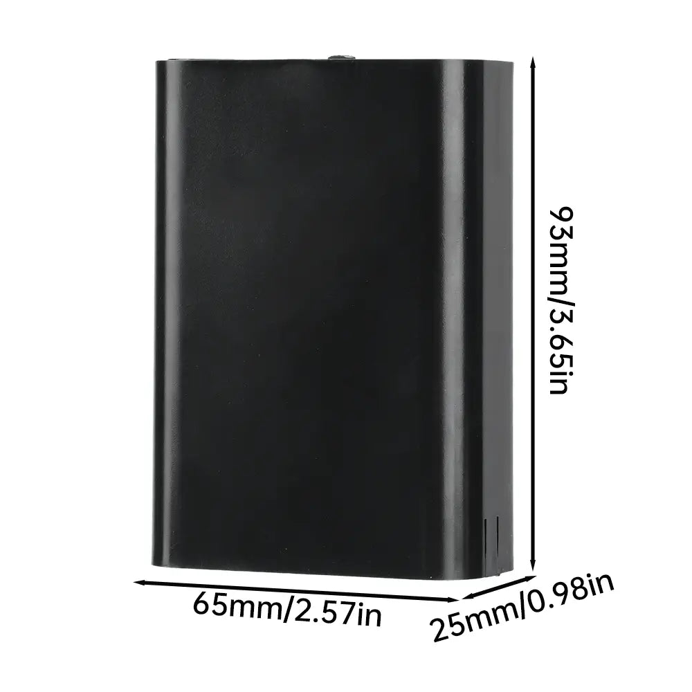 マット仕上げの滑らかな外観と丸みを帯びたエッジを備えた、5V/12Vデュアル出力および内部充電電流機能付きの黒色長方形18650 DIYパワーバンクボックス。