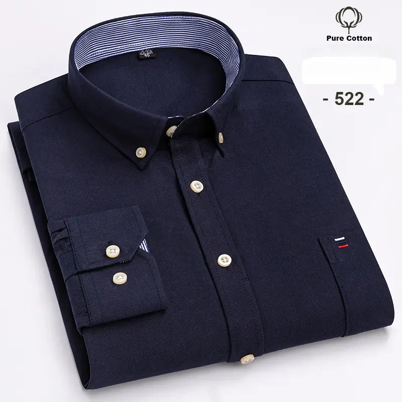 Chemise habillée Oxford en coton 100 % pour hommes, coupe slim, en bleu marine foncé, avec un col intérieur à rayures discrètes et des boutons de couleur claire.
