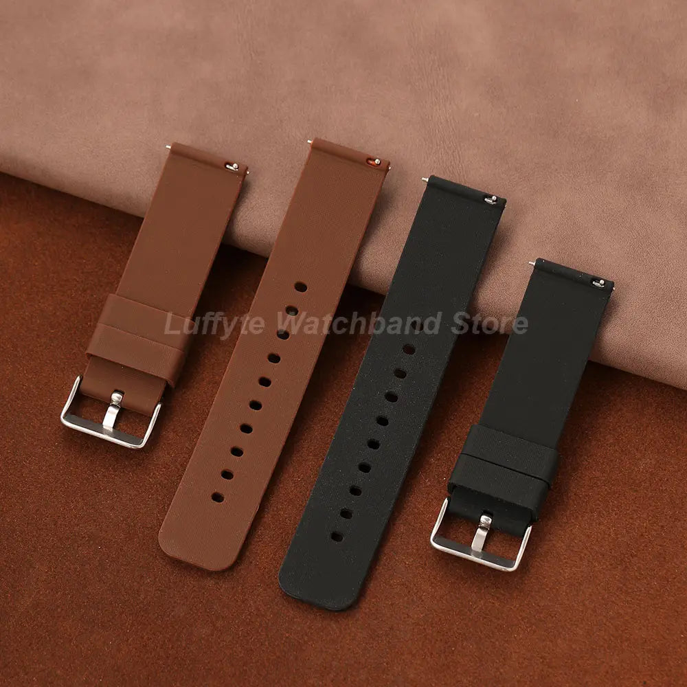 Zwei Silikon-Uhrenarmbänder für Damen und Herren im Farbton Braun und Schwarz mit silberfarbenen Metallschnallen, ausgelegt für den modischen, lässigen Einsatz.
