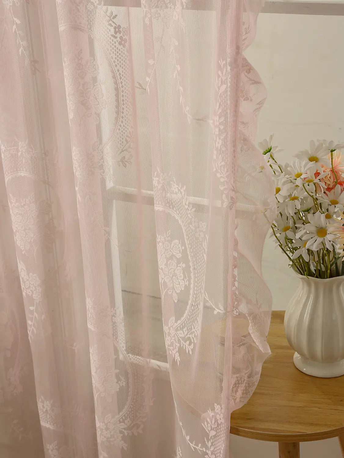 cortinas de encaje semitransparente rosa con bordadura floral delicada y bordes fruncidos, con un bolsillo para barra de soporte circular para colgar con facilidad