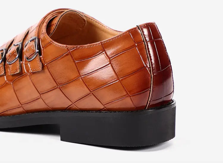 Braunes Doppel-Mönchsriemen-Kleidschuh aus Leder mit Krokodilmuster für Herren mit schwarzer Gummisohle.