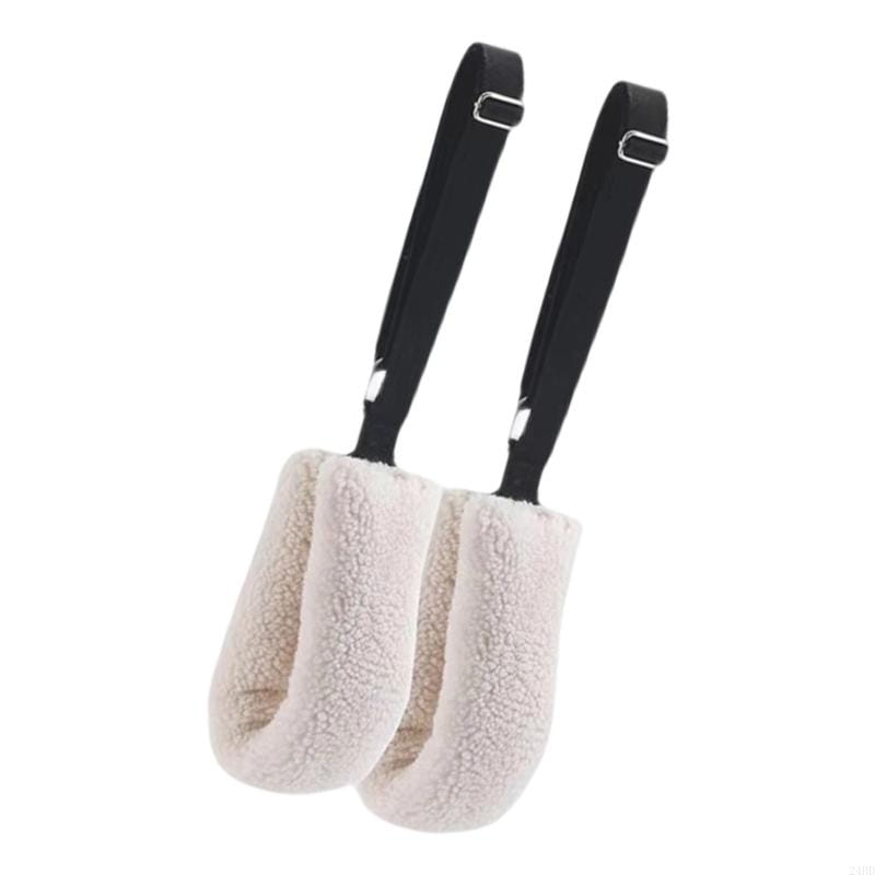 cremefarbene plüschige, gefütterte Fleece-Pilates-Riemen mit schwarzen verstellbaren Riemen und silbernen Metallschnallen für bequeme Handgriffe.