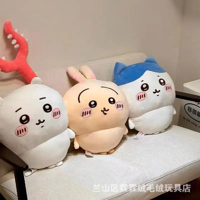 Tres peluches chiikawa usagi que presentan caritas redondas y cuerpos de tela suave en colores pastel.