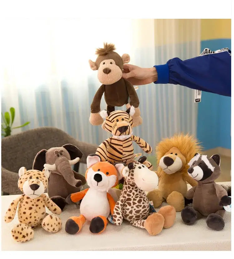 mono de peluche marrón relleno con pelo suave y rasgos faciales cosidos, incluido entre juguetes blandos de león, elefante y tigre