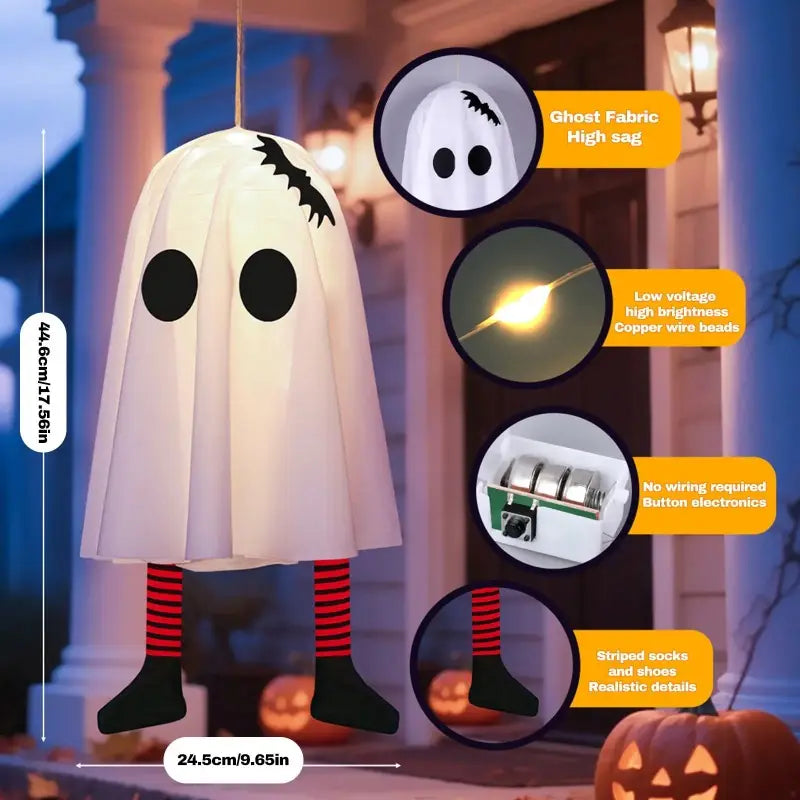 Weiße geisterförmige Halloween-Party-Dekorationsanhänger mit schwarzen runden Augen, genähter Munddetail-Ausführung, roten und schwarzen gestreiften Socken, schwarzen Schuhen und integrierten Märchenlichtern.