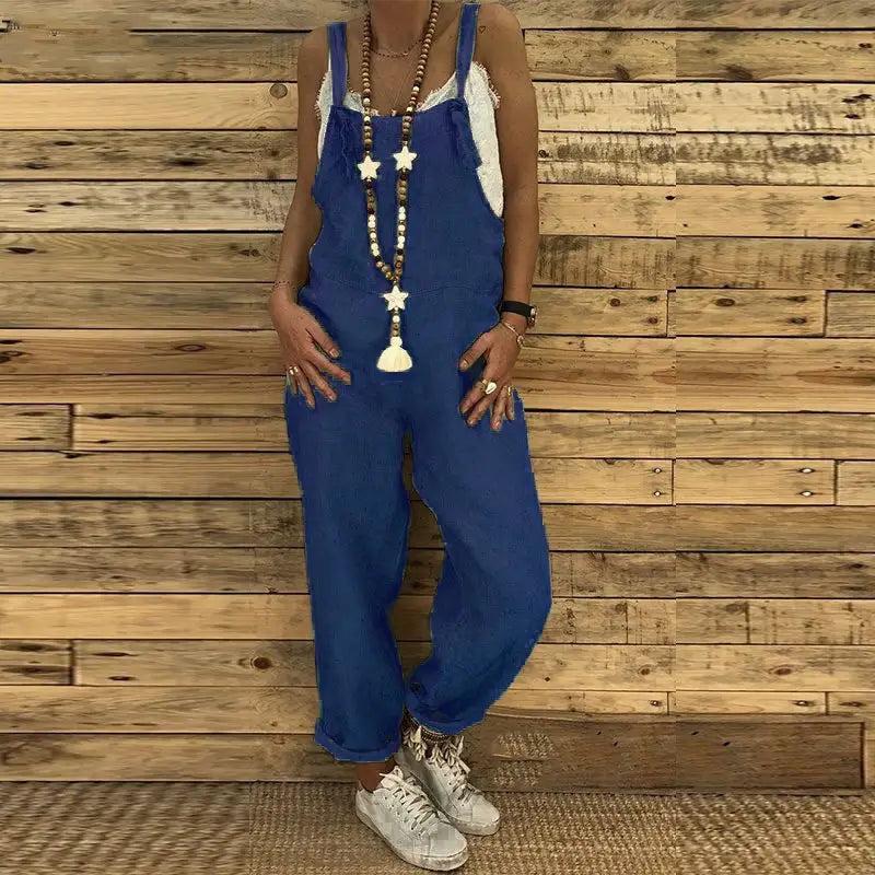 Blaue Jeans-Latzhosen für Damen mit verstellbaren Trägern und einer entspannten Passform, perfekt für das Tragen im Sommer