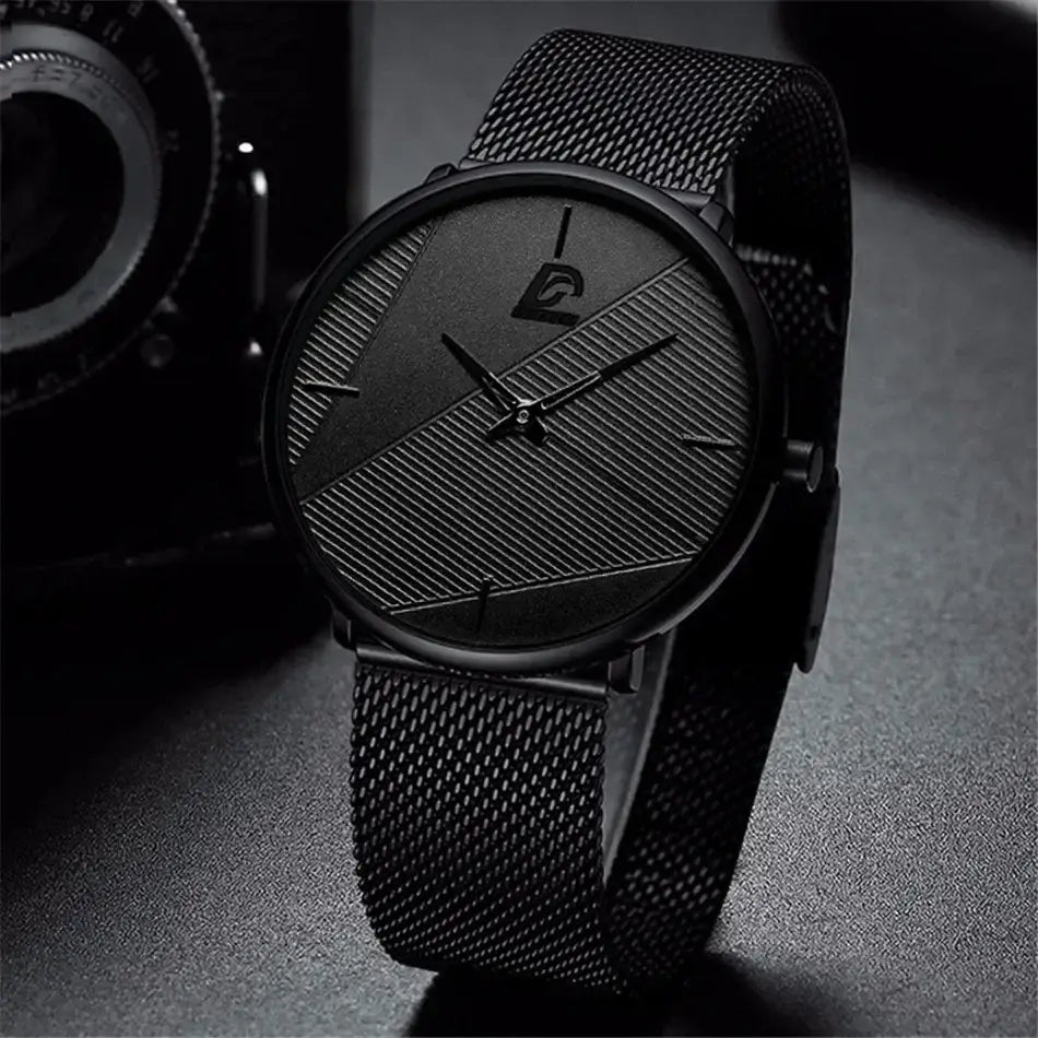 Herrenarmbanduhr aus schwarzem Mesh, Quarz, mit einem eleganten minimalistischen Zifferblatt, diagonal strukturierten Streifen und einem dezenten Logo.
