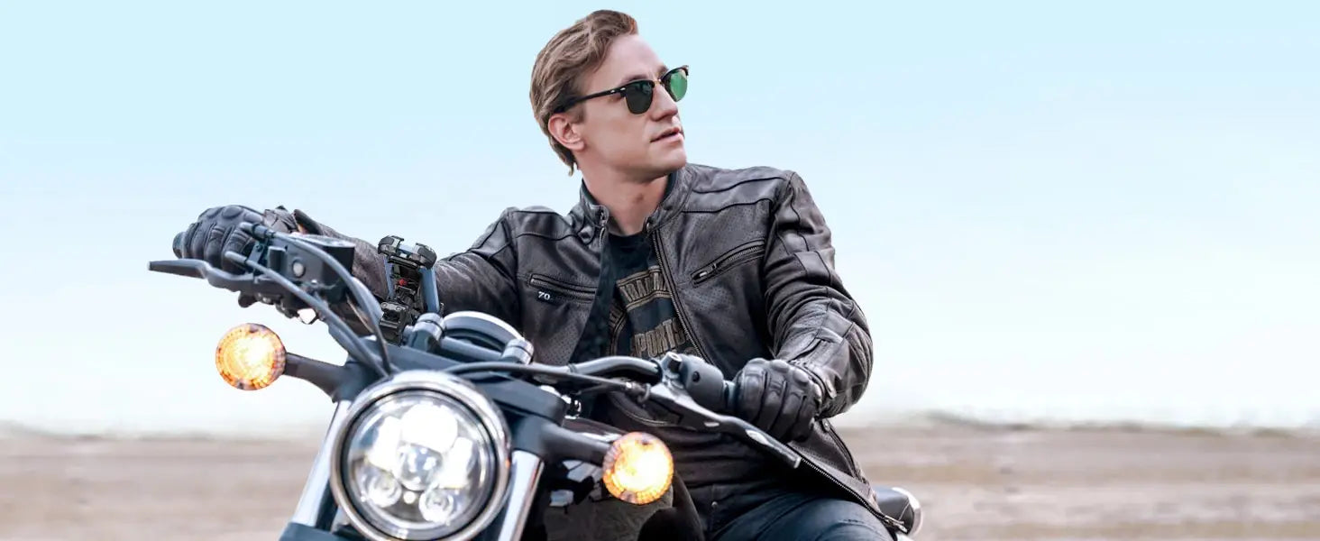 Moto en cuir noir avec accents chromés et phares ronds, avec un support de téléphone pour vélo universel offrant une rotation à 360 degrés.