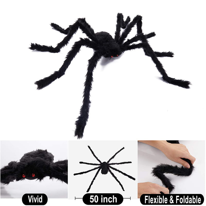 fausse araignée duveteuse noire de 50 pouces avec des yeux rouges et des pattes souples, présentée dans un décor de décoration d’Halloween avec un arrière-plan de toile d’araignée