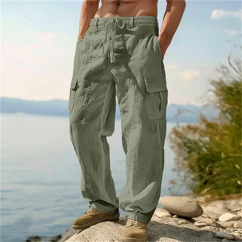 Pantalons cargo en lin pour hommes vert olive, dotés de plusieurs poches latérales et d’une ceinture à cordon de serrage, conçus pour un port décontracté et ample.