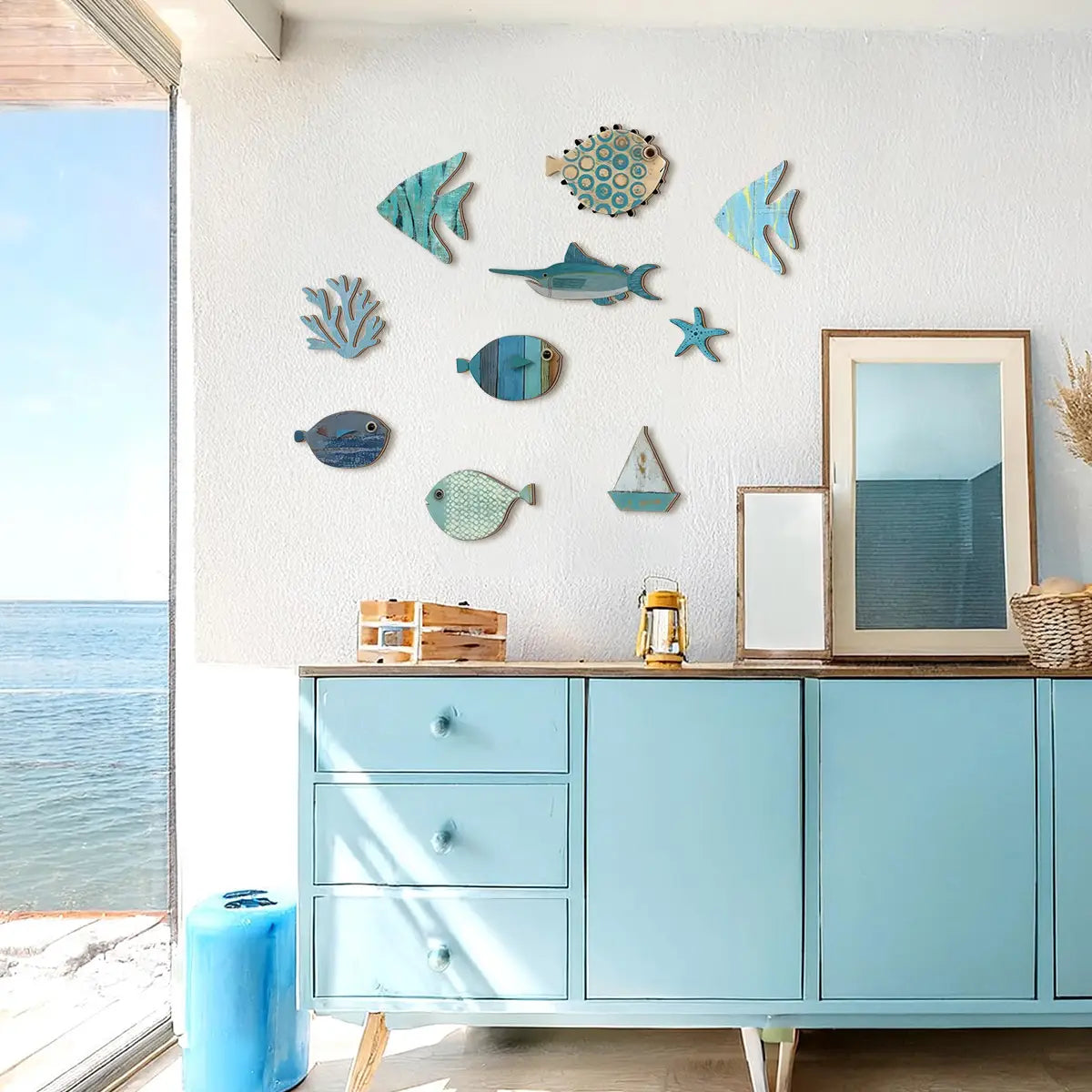 armoire en bois bleue avec tiroirs et pieds, mettant en valeur une œuvre d’inspiration côtière pour une décoration murale évoquant l’océan