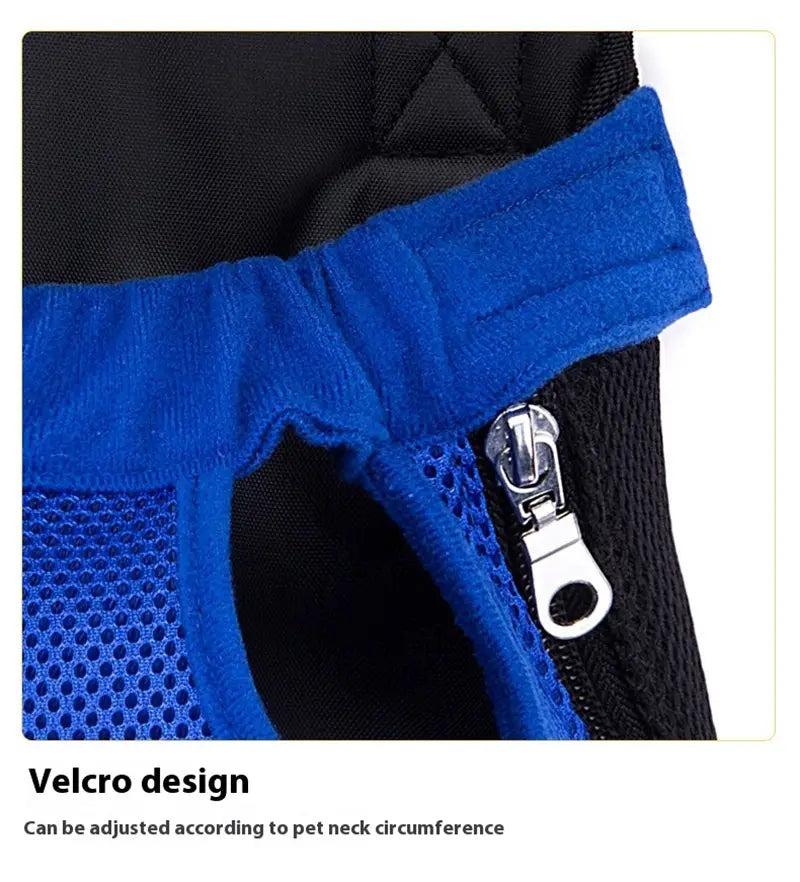 mochila transportadora para perro azul y negra con paneles de malla y cremallera plateada, diseñada como transportín para perros pequeños durante el viaje