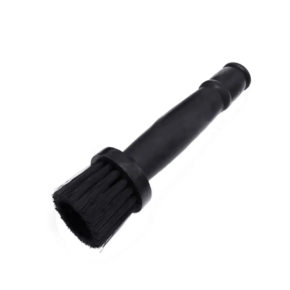 Cepillo para el detalle de ruedas de coche con mango de plástico negro y cerdas negras densas y rígidas para la limpieza del aro.