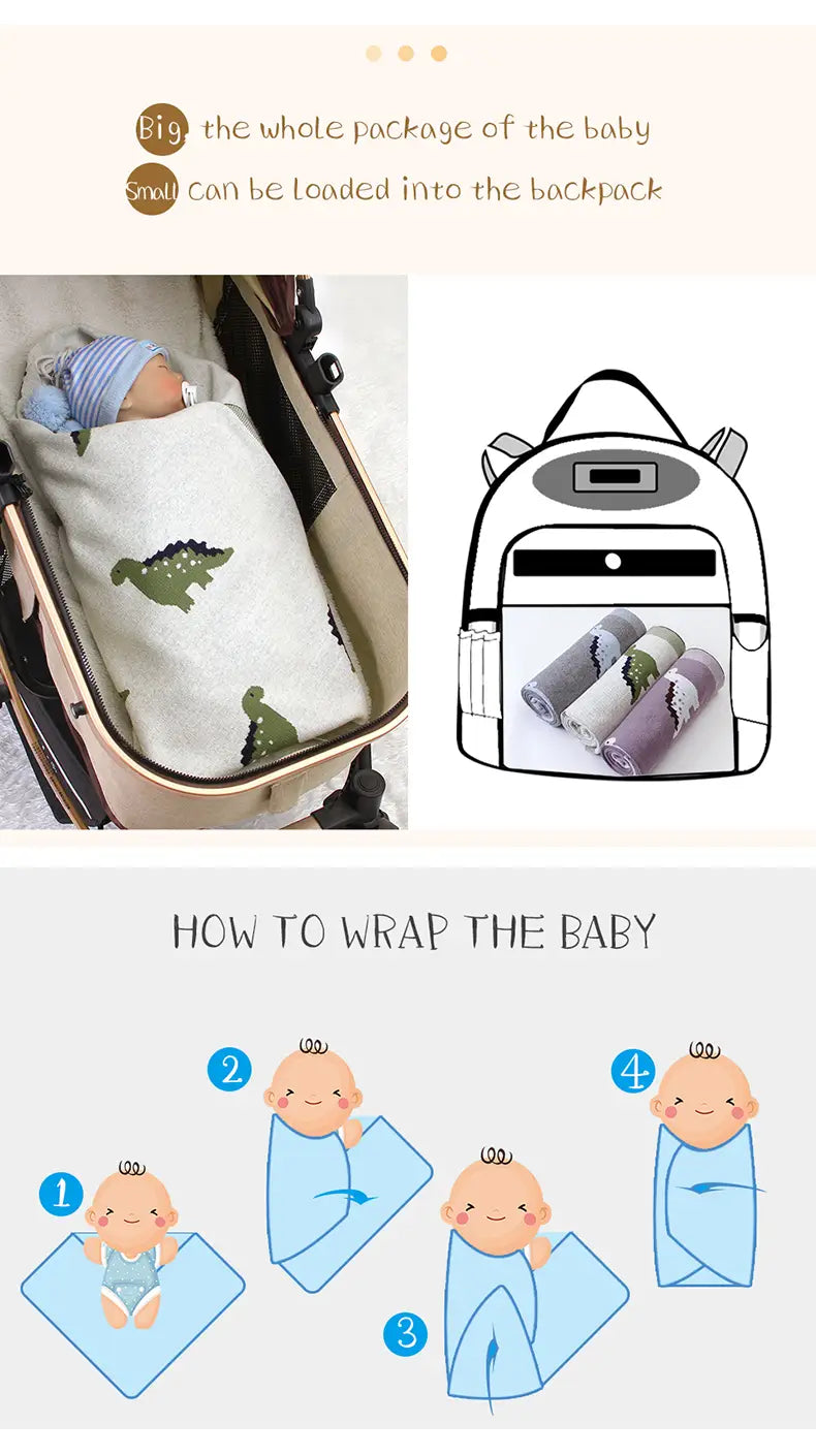 Eine weiße Baumwoll-gestrickte Babyddecke mit grünen Dinosaurierdrucken, um das Baby gewickelt, geeignet als Wickeldecke für das Gitterbett.