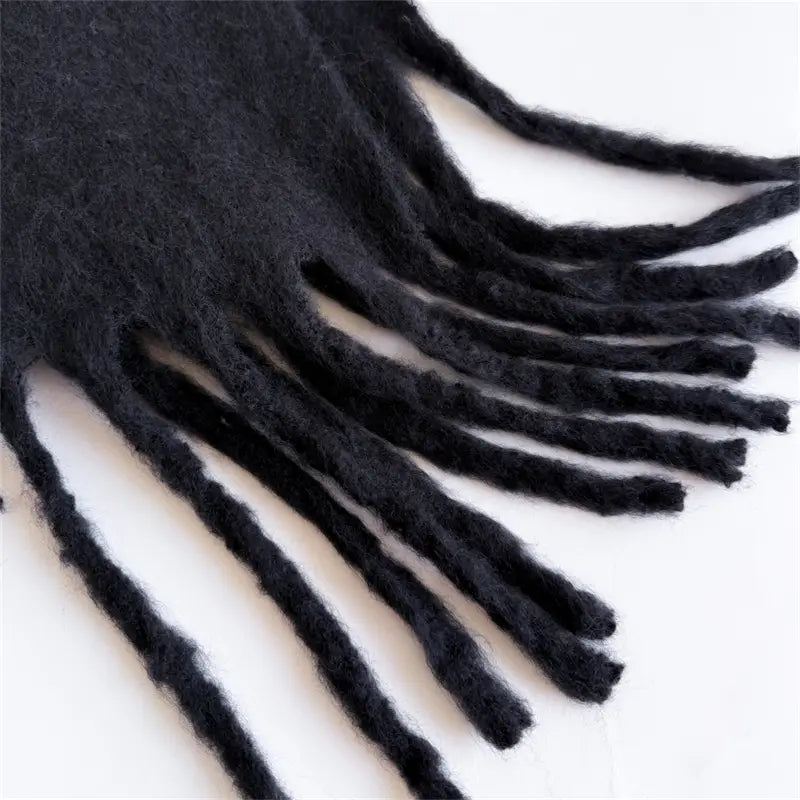 Schwarzer Woll-Schal für Damen mit Cashmere-ähnlichem Gefühl für den Winter mit langen, strukturierenden Fransen, entworfen für die Verwendung bei kaltem Wetter