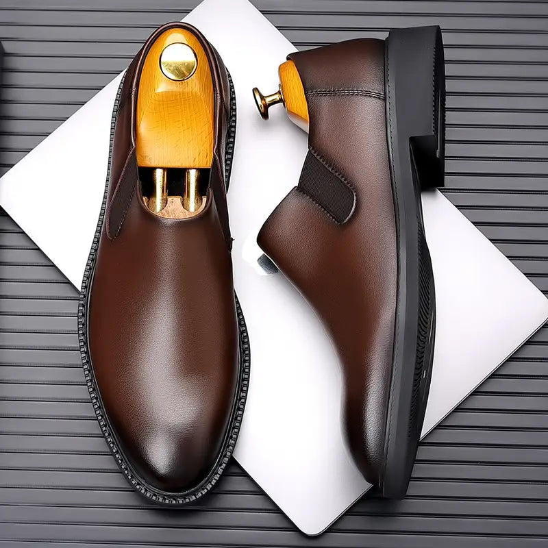 Chaussures habillées à enfiler en cuir pour hommes, marron, avec bottines Chelsea en cuir marron, semelle en caoutchouc noir et semelles intérieures en bois à tonalité dorée.