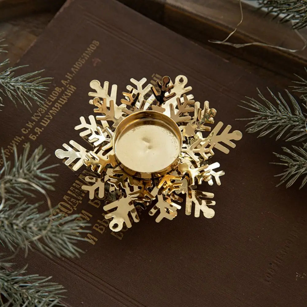 bougeoir en forme d’étoile de neige en fer doré, doté d’une coupelle centrale pour bougie chauffe-plat en couleur vert-bleu, conçu comme pièce maîtresse élégante pour une collection de bougeoirs en forme d’étoile de neige