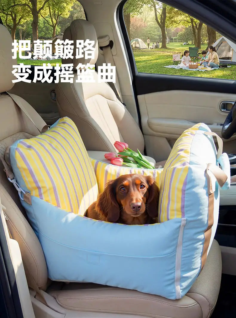 Housse de siège de voiture pour animal en tissu rayé bleu et jaune, avec intérieur rembourré, conçue pour les petits chiens comme lit de voyage et siège de voiture.
