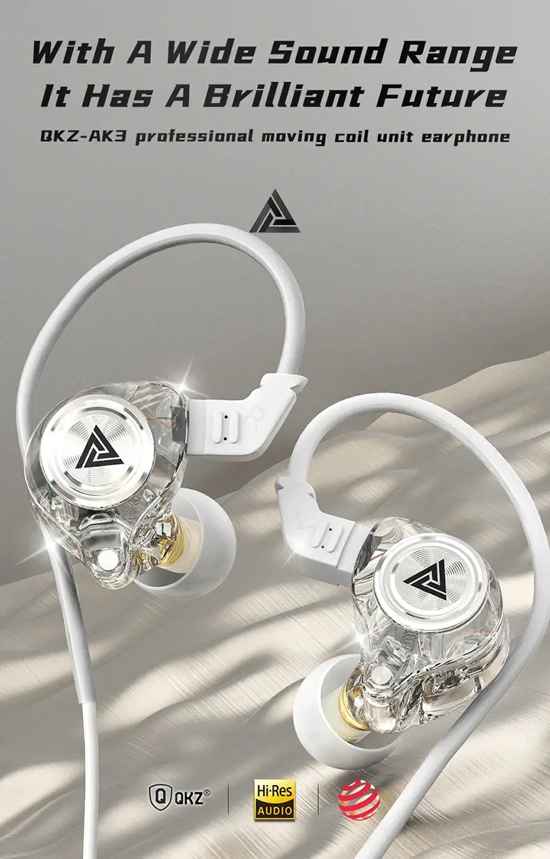 Casque d’écoute intra-auriculaire filaire Qkz AK3 au boîtier transparent clair avec accents blancs et composants internes de couleur or, comportant le logo Okz sur chaque écouteur