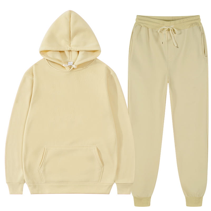 Ensemble de sweat à capuche en molleton couleur crème et joggers assortis pour homme, conçu comme un ensemble de survêtement décontracté offrant chaleur et confort.