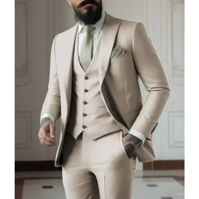 Beiger Dreiteiler für Herren mit passender Weste und Hose, mit dezenter Struktur und eleganter Schneiderkunst in einem hellsalbeigrünen Farbton