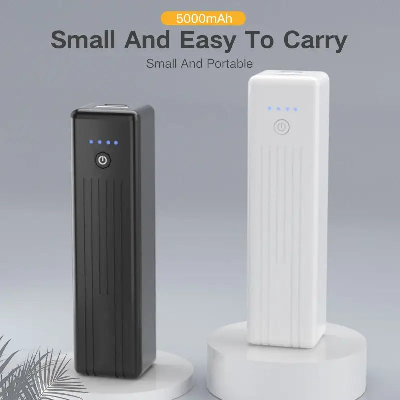 Phomax-Powerbank 5000 mAh in Schwarz und Weiß verfügt über eine vertikal gerippte Oberfläche, einen Typ-C-Eingang, eine runde Einschalttaste und vier blaue LED-Anzeigen.