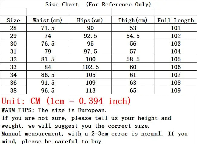 Tableau des tailles pour les jeans en denim bleu foncé coupe slim pour homme, en tailles européennes, indiquant les mesures en centimètres, de la taille 28 à 38.