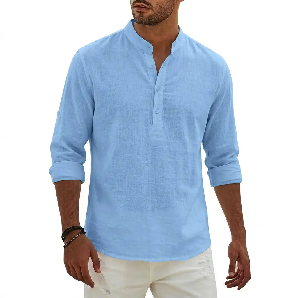 Chemise Henley en lin pour homme bleu clair avec manches longues, col mandarin et patte boutonnée, idéale pour un port d’été décontracté.