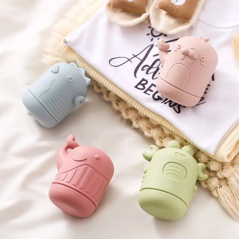 Pastellrosa Silikon-Dinosaurier-Handdesinfektionsspender in Form von Händen, ausgelegt für die Verwendung mit dem Silikon-Koala-Baby-Badesprinkler-Spielzeug