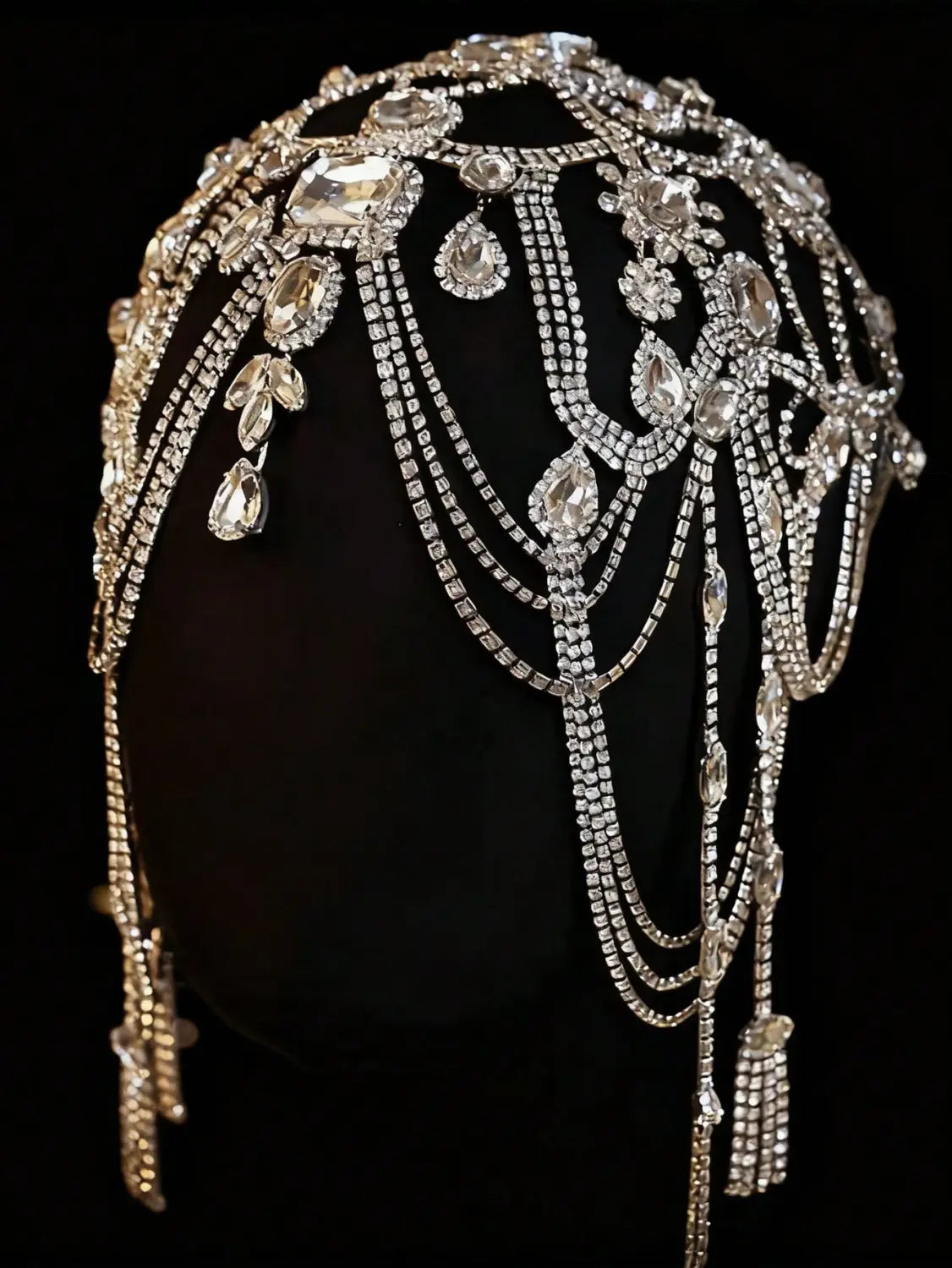 Ein atemberaubendes silbernes Braut-Kristall-Headpiece und Strass-Kropfband-Set mit herabfallenden Ketten, tropfenförmigen Kristallen und kunstvollen floralen Strass-Designs.