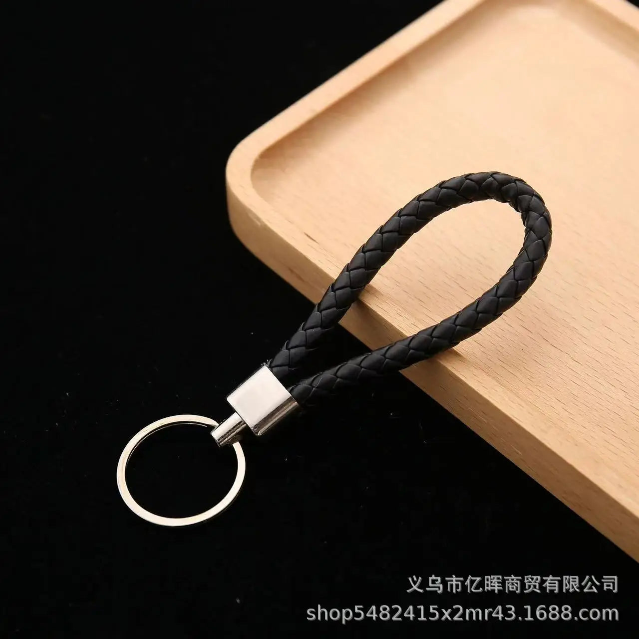 中国の干支をモチーフにした編みレザー製ラッキーペンダントのコレクションに含まれる、シルバートーンの金属リングおよびコネクタ付きの黒い編みレザー製キーチェーン。