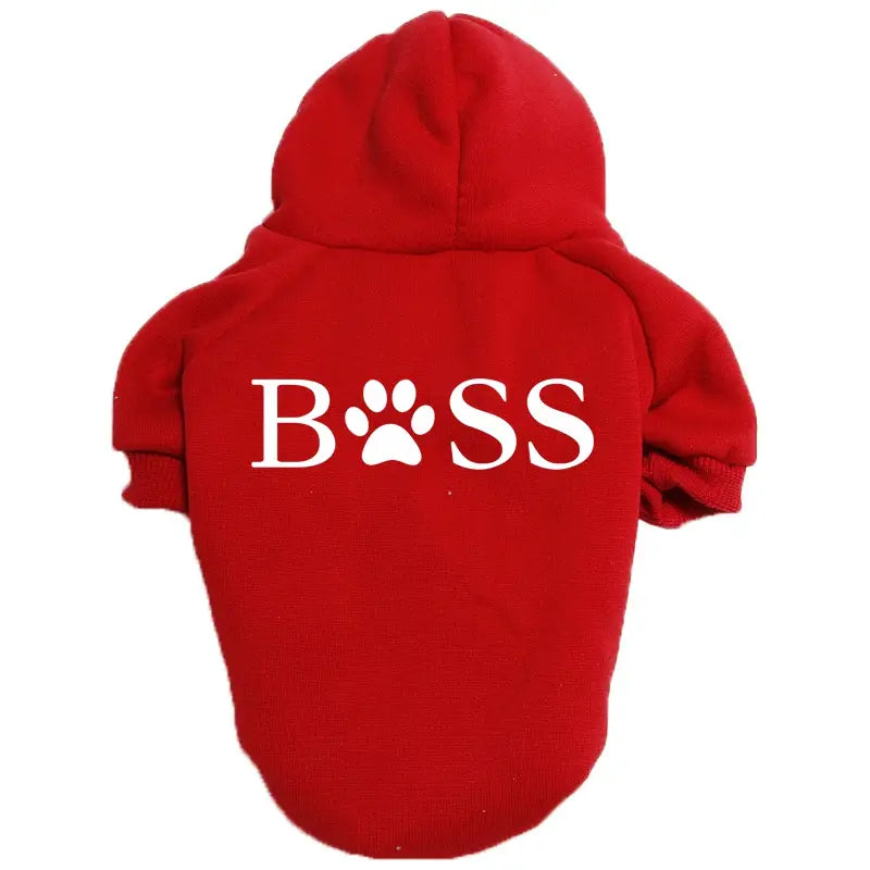 Rotes Kapuzen-Sweatshirt für Haustiere aus warmem Fleece mit Boss-Aufdruck in Weiß und einem Pfotenprint, der das o ersetzt, entworfen für Hunde.