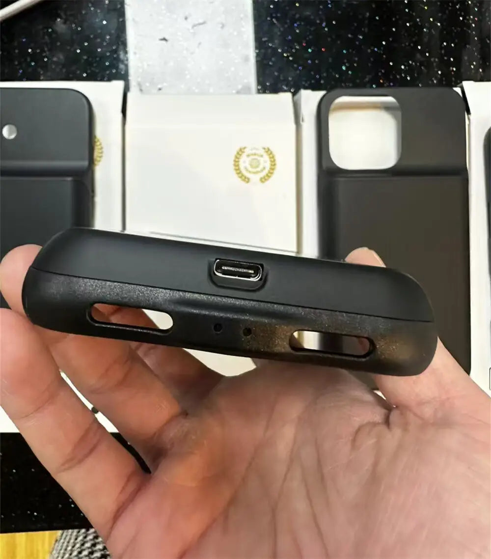 Schwarze matte Pro-Max-Akku-Ladehülle für iPhone 16- und 17-Serien, die die Rückseite mit Aussparungen für Ladeanschluss, Lautsprecher und Kamera zeigt
