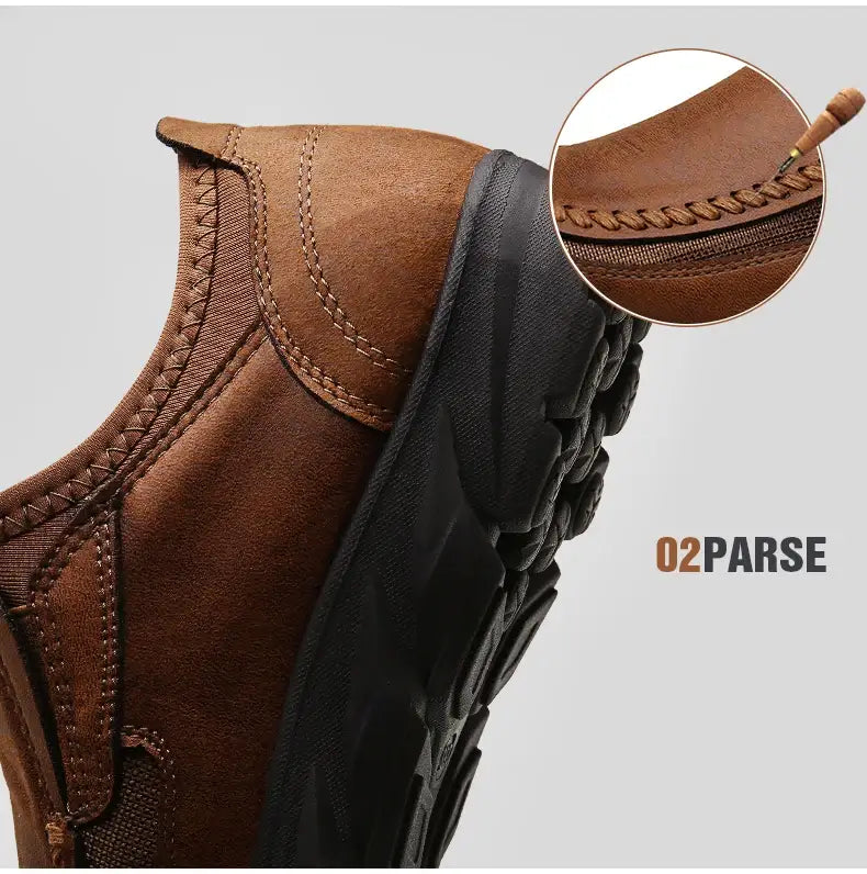 Mocassins homme décontractés en cuir à enfiler en daim marron, avec semelle en caoutchouc noir et détails de couture visibles.