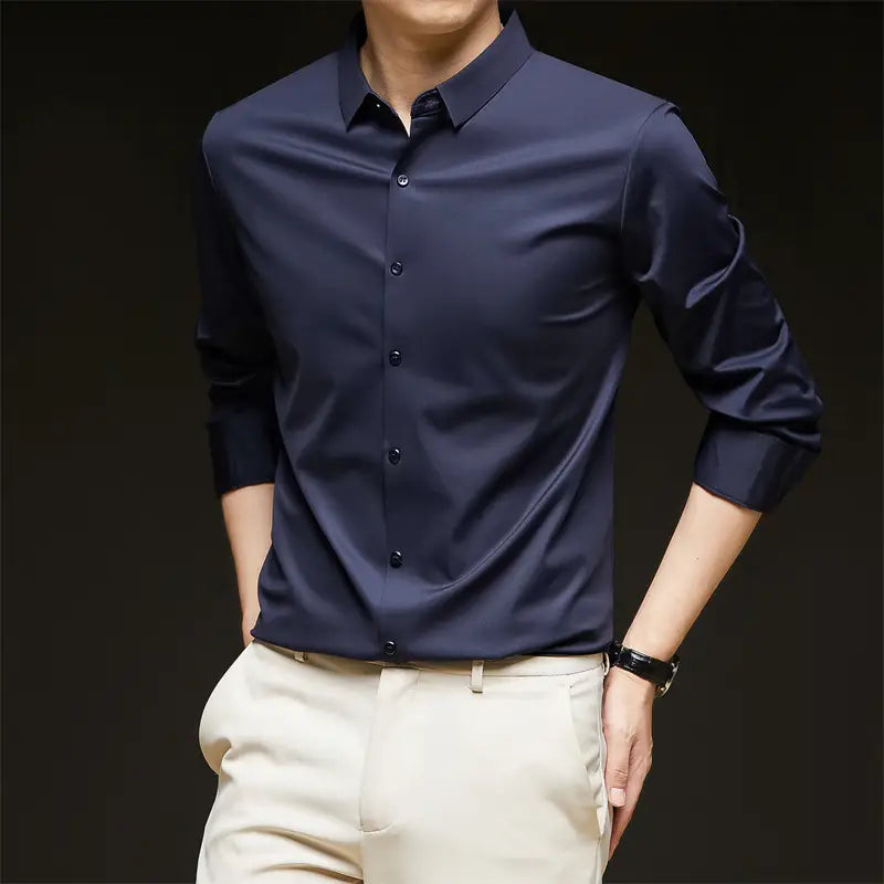 Camisa de vestir para hombre sin arrugas color azul marino oscuro, con mangas largas, cuello clásico y parte delantera abotonada.