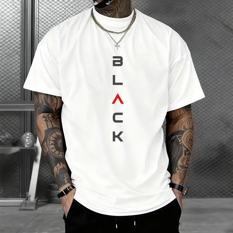 Camiseta informal de algodón para hombre color blanco, de manga corta, con estampado vertical negro y rojo a lo largo del pecho.
